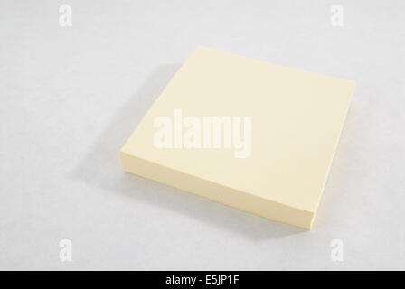 Jaune blanc-sticky notes sur un fond blanc. Banque D'Images