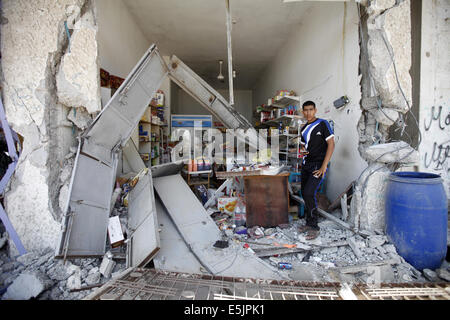 La ville de Gaza, la bande de Gaza. 1er août, 2014. Peuplements palestinienne dans son magasin qui a été détruit pendant le bombardement de Khuzaa dans le sud-est de la bande de Gaza. Khuzaa fut assiégé par les forces israéliennes depuis près de deux semaines ; attaque qui a conduit à la destruction complète de la zone et la mort de dizaines de Palestiniens. Les FDI et le Hamas ont tous deux d'accord sur un cessez-le-feu de 72 heures à compter du vendredi 1er août de 8 h 00, ce qui permet d'accéder aux civils leurs maisons et les infirmiers pour collecter des cadavres. © Eloïse Bollack/ZUMA/Alamy Fil Live News Banque D'Images