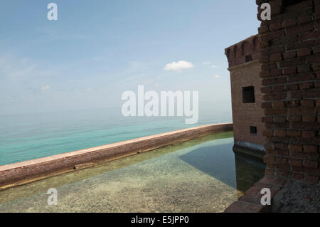 La guerre civile fort Jefferson se distingue trois étages sur les 70 km d'océan à Dry Tortugas National Park. Banque D'Images