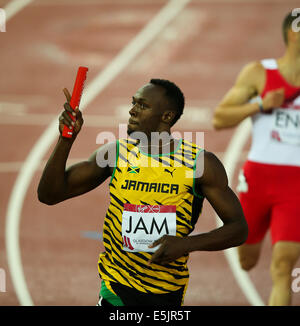 Glasgow Hampden Park 2 août 2014. Jeux du Commonwealth Men's 4x100 final. Usain Bolt met la baguette pour la Jamaïque en un temps record de nouveaux jeux 37,58. L'Angleterre a terminé deuxième en 38,02. L'équipe jamaïcaine - Jason Livermore ; Kemar Bailey-Cole ; Nickel Ashmeade et Usain Bolt. Danny Talbot FRA suit derrière en deuxième Banque D'Images