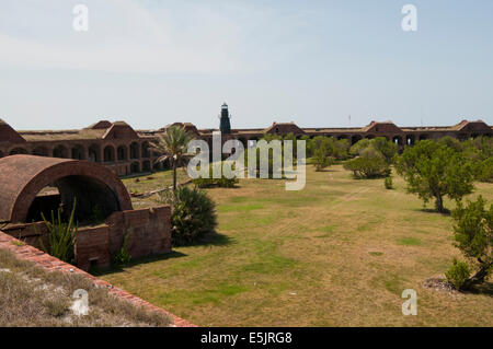 La guerre civile fort Jefferson est le foyer de belle maçonnerie, canons, et le jardin des phare. Banque D'Images