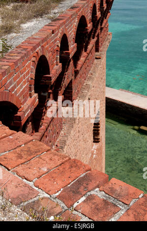 La guerre civile fort Jefferson se distingue trois étages sur les 70 km d'océan à Dry Tortugas National Park. Banque D'Images