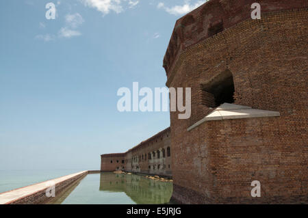La guerre civile fort Jefferson se distingue trois étages sur les 70 km d'océan à Dry Tortugas National Park. Banque D'Images