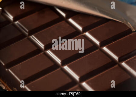 Chocolat noir bio Candy Bar dans un wrapper Banque D'Images
