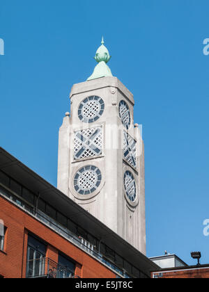 Sites touristiques de la capitale : l'emblématique Oxo Tower, un immeuble art déco, sur la rive sud du remblai sur la Tamise à Londres Banque D'Images