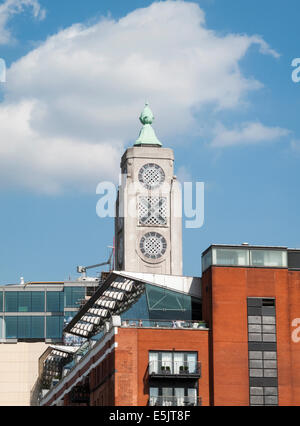 L'Oxo Tower, un immeuble art déco, sur la rive sud du remblai sur la Tamise à Londres Banque D'Images