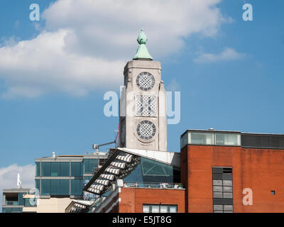 L'Oxo Tower, un immeuble art déco, sur la rive sud du remblai sur la Tamise à Londres Banque D'Images