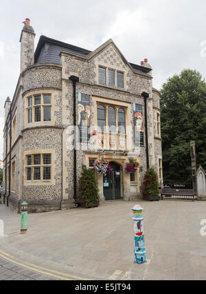 Musée de la ville de Winchester, la place, Winchester, Hampshire, UK avec bollards peint de couleurs vives dans la chaussée Banque D'Images