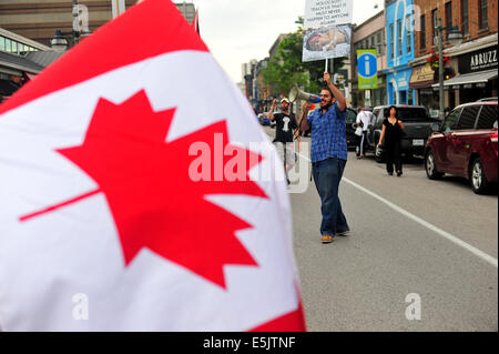 London, Ontario, Canada. 07 août, 2014. Les manifestants se rassemblent pour un rassemblement à l'appui des Palestiniens à Gaza. Pendant quatre semaines consécutives les manifestants se sont réunis à London, en Ontario, pour manifester contre la poursuite de l'offensive à Gaza qui a tué plus de 1600 Palestiniens et déplacé plus de 280 000 personnes. Credit : Jonny White/Alamy Live News Banque D'Images