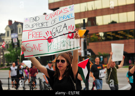 London, Ontario, Canada. 07 août, 2014. Les manifestants se rassemblent pour un rassemblement à l'appui des Palestiniens à Gaza. Pendant quatre semaines consécutives les manifestants se sont réunis à London, en Ontario, pour manifester contre la poursuite de l'offensive à Gaza qui a tué plus de 1600 Palestiniens et déplacé plus de 280 000 personnes. Credit : Jonny White/Alamy Live News Banque D'Images