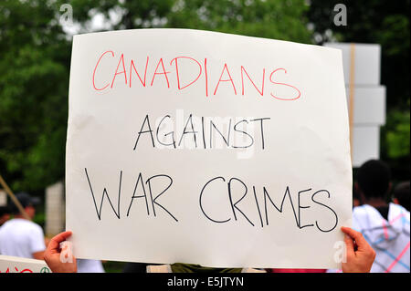 London, Ontario, Canada. 07 août, 2014. Les manifestants se rassemblent pour un rassemblement à l'appui des Palestiniens à Gaza. Pendant quatre semaines consécutives les manifestants se sont réunis à London, en Ontario, pour manifester contre la poursuite de l'offensive à Gaza qui a tué plus de 1600 Palestiniens et déplacé plus de 280 000 personnes. Credit : Jonny White/Alamy Live News Banque D'Images