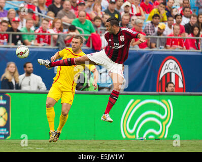 Charlotte, USA. 07 août, 2014. La Coupe des champions internationaux de la Guinness. L'AC Milan contre Liverpool. L'AC Milan's Adil Rami bat Liverpool's Rickie Lambert de la balle : Action Crédit Plus Sport/Alamy Live News Banque D'Images