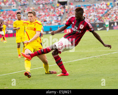 Charlotte, USA. 07 août, 2014. La Coupe des champions internationaux de la Guinness. L'AC Milan contre Liverpool. L'AC Milan's Mbaye Niang traverse malgré les efforts de Liverpool Joe Allen : Action Crédit Plus Sport/Alamy Live News Banque D'Images