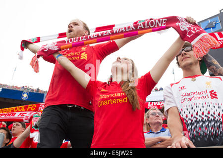 Charlotte, USA. 07 août, 2014. La Coupe des champions internationaux de la Guinness. L'AC Milan contre Liverpool. Le chant des fans vous n'aurez jamais marcher seul Credit : Action Plus Sport/Alamy Live News Banque D'Images