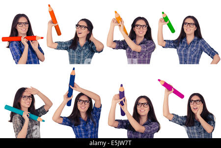 Fille avec des lunettes Holding Crayons géant en plusieurs couleurs Banque D'Images