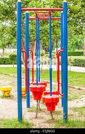 Équipement de jeu colorés dans le parc public Banque D'Images