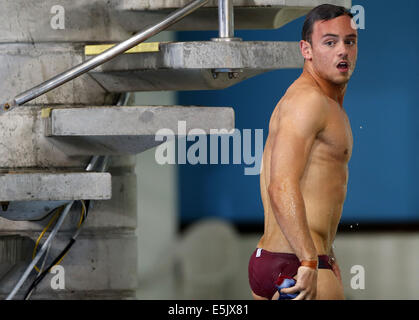 Édimbourg, Grande-Bretagne. 2e août, 2014. Tom Daley de l'Angleterre ressemble sur grand écran au cours de la plate-forme de 10m de plongée finale au jour 10 de la Glasgow Jeux du Commonwealth de 2014 à la Royal Commonwealth Pool à Édimbourg, Grande-Bretagne, le 2 août 2014. Tom Daley a soutenu le titre avec 516,55 points. Credit : Wang Lili/Xinhua/Alamy Live News Banque D'Images