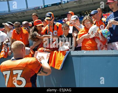 Denver, Colorado, États-Unis. 2e août, 2014. G07 RYAN MILLER, signe des autographes pour les fans après Broncos mêlée à Sports Authority Field at Mile High samedi matin. Credit : Hector Acevedo/ZUMA/Alamy Fil Live News Banque D'Images