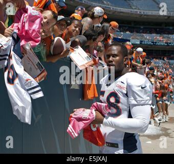 Denver, Colorado, États-Unis. 2e août, 2014. LB07 VON MILLER, signe des autographes pour les fans après Broncos mêlée à Sports Authority Field at Mile High samedi matin. Credit : Hector Acevedo/ZUMA/Alamy Fil Live News Banque D'Images