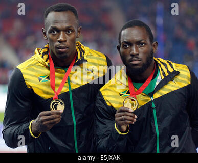 Hampden Park, Glasgow, Écosse, Royaume-Uni, samedi, 2 août 2014. Glasgow Jeux du Commonwealth 2014, Relais hommes 4 x 100m, cérémonie de médaille. De gauche à droite. Usain Bolt et Nickel Ashmeade, Jamaïque, avec leurs médailles d'or Banque D'Images