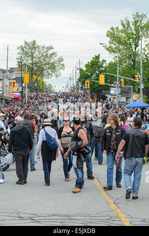 Vue de la foule assistant à la 'Vendredi 13' rallye moto à Port Dover, en Ontario, Canada. Banque D'Images