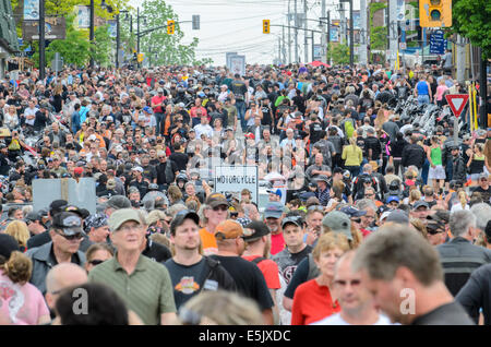 Vue de la foule assistant à la 'Vendredi 13' rallye moto à Port Dover, en Ontario, Canada. Banque D'Images