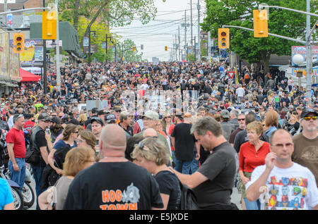 Vue de la foule assistant à la 'Vendredi 13' rallye moto à Port Dover, en Ontario, Canada. Banque D'Images