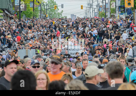 Vue de la foule assistant à la 'Vendredi 13' rallye moto à Port Dover, en Ontario, Canada. Banque D'Images