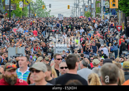 Vue de la foule assistant à la 'Vendredi 13' rallye moto à Port Dover, en Ontario, Canada. Banque D'Images