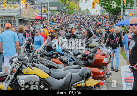 Vue de la foule assistant à la 'Vendredi 13' rallye moto à Port Dover, en Ontario, Canada. Banque D'Images