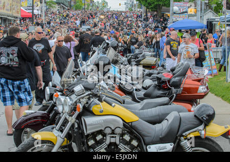 Vue de la foule assistant à la 'Vendredi 13' rallye moto à Port Dover, en Ontario, Canada. Banque D'Images