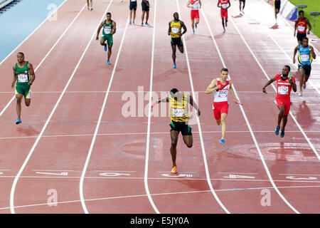 Hampden Park, Glasgow, Écosse, Royaume-Uni, samedi, 2 août 2014. Glasgow 2014 Commonwealth Games, finale de relais 4 x 100 m pour hommes, ligne d'arrivée. Jamaïque Or Usain Bolt, Angleterre argent Danny Talbot, Trinité-et-Tobago Bronze Richard Thompson Banque D'Images