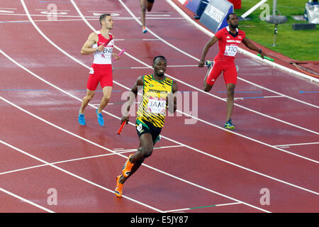 Hampden Park, Glasgow, Écosse, Royaume-Uni, samedi, 2 août 2014. Glasgow 2014 Commonwealth Games, finale de relais 4 x 100 m pour hommes. Après la ligne d'arrivée. De gauche à droite. Angleterre argent Danny Talbot, Jamaïque Or Usain Bolt, Trinidad et Tobago Bronze Richard Thompson Banque D'Images