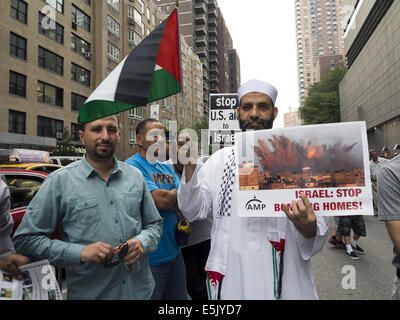 USA : New York, NY. Pro-Palestinian démonstration à Columbus Circle, qui protestent contre les attaques israéliennes contre Gaza, le 1 août 2014. Banque D'Images