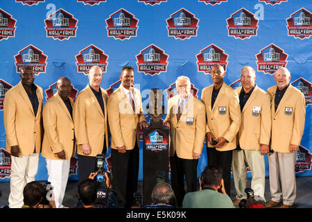 Canton, Ohio, USA. 2e août, 2014. Hall of Fame Buffalo Bills BRUCE SMITH, THURMAN THOMAS, JIM KELLY, ANDRE REED, Marv Levy, JAMES LOFTON, JOE DELAMIELLEURE et BILLY SHAW poser pour les photographes à la suite dans l'enchâssement des roseaux Pro Football Hall of Fame au Pro Football Hall of Fame Champ à Fawcett Stadium à Canton, Ohio. Crédit : Frank Jansky/ZUMA/Alamy Fil Live News Banque D'Images