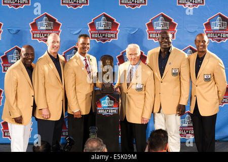 Canton, Ohio, USA. 2e août, 2014. Hall of Fame Buffalo Bills coéquipiers THURMAN THOMAS, JIM KELLY, ANDRE REED, Marv Levy, Bruce Smith et JAMES LOFTON poser pour les photographes à la suite dans l'enchâssement des roseaux Pro Football Hall of Fame au Pro Football Hall of Fame Champ à Fawcett Stadium à Canton, Ohio. Crédit : Frank Jansky/ZUMA/Alamy Fil Live News Banque D'Images