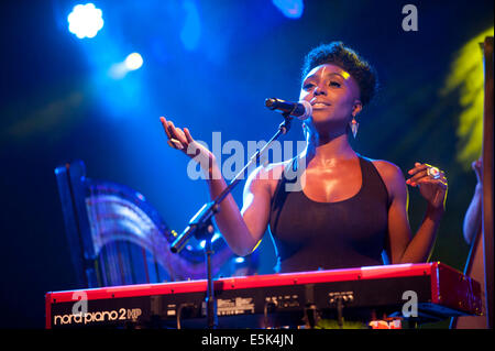 Wareham, Dorset, UK. 07 août, 2014. Laura Mvula sur scène au Camp Bestival château de Lulworth & Park, East Wareham, Dorset, Lulworth 2 août 2014 Crédit : Brian jordan/Alamy Live News Banque D'Images