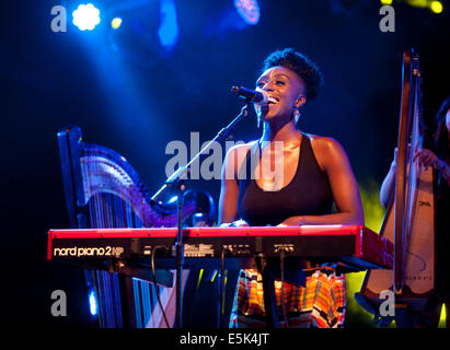 Wareham, Dorset, UK. 07 août, 2014. Laura Mvula sur scène au Camp Bestival château de Lulworth & Park, East Wareham, Dorset, Lulworth 2 août 2014 Crédit : Brian jordan/Alamy Live News Banque D'Images