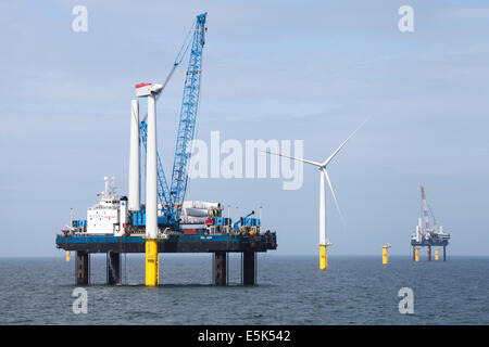 Jack sur la mer de Gwynt y Mor parc éolien offshore au large de la côte nord du Pays de Galles au cours de la phase de construction Printemps 2014 Banque D'Images