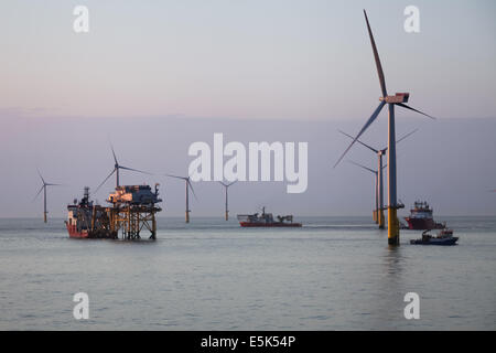 Coucher de soleil sur la Gwynt y Mor parc éolien offshore au large de la côte nord du Pays de Galles au cours de la phase de construction Printemps 2014 Banque D'Images