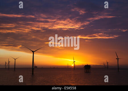 Coucher de soleil sur la Gwynt y Mor parc éolien offshore au large de la côte nord du Pays de Galles au cours de la phase de construction Printemps 2014 Banque D'Images