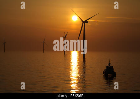 Coucher de soleil sur la Gwynt y Mor parc éolien offshore au large de la côte nord du Pays de Galles au cours de la phase de construction Printemps 2014 Banque D'Images