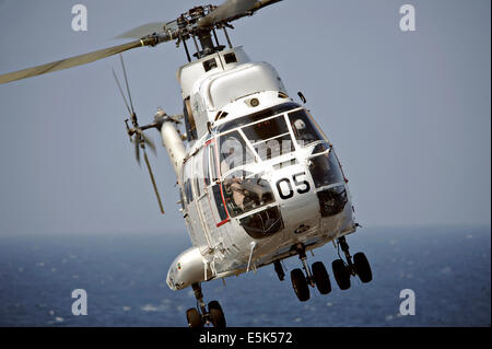 L'US Navy UN SA-330J de l'hélicoptère Puma de l'Armée du fret ferries Commande de transport maritime de marchandises et de munitions ship USNS Cesar Chavez à l'envol du porte-avions USS Nimitz au cours d'un ravitaillement en mer 12 novembre 2013 dans le golfe d'Aden. Banque D'Images