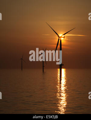 Coucher de soleil sur la Gwynt y Mor parc éolien offshore au large de la côte nord du Pays de Galles au cours de la phase de construction Printemps 2014 Banque D'Images