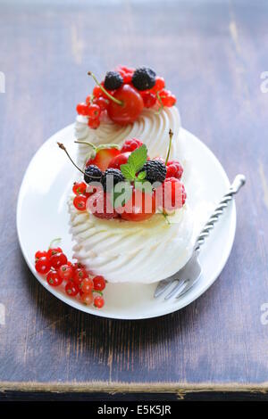 Dessert traditionnel d'été pavlova avec les baies fraîches Banque D'Images