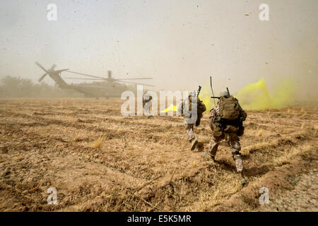 Les Marines américains avec le 1er Bataillon, 7e Régiment de Marines courez sur un champ à charger sur un CH-53E Super Stallion hélicoptère après une mission de trois jours le 6 juillet 2014 à Gereshk, dans la province d'Helmand, en Afghanistan. Banque D'Images