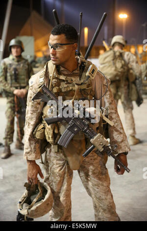 Les Marines américains avec le 1er Bataillon, 7e Régiment de Marines se préparent à partir en patrouille le 4 juillet 2014 à Gereshk, dans la province d'Helmand, en Afghanistan. Banque D'Images