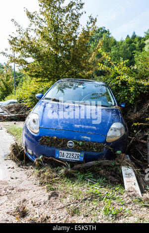 Sinderen, Treviso, Italie. 3e août, 2014. Trombe à Refrontolo 4 décès et plusieurs personnes portées disparues. Hier à 22:30 de la pluie incessante déborde de l'eau et une bombe à eau Lienz arrive sur la tente montée pour la 'Fête de Omeni' est le désastre à l'Molinetto Croda : 4 morts et des dizaines de blessés. Credit : Realy Easy Star/Alamy Live News Banque D'Images