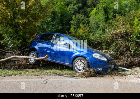 Sinderen, Treviso, Italie. 3e août, 2014. Trombe à Refrontolo 4 décès et plusieurs personnes portées disparues. Hier à 22:30 de la pluie incessante déborde de l'eau et une bombe à eau Lienz arrive sur la tente montée pour la 'Fête de Omeni' est le désastre à l'Molinetto Croda : 4 morts et des dizaines de blessés. Credit : Realy Easy Star/Alamy Live News Banque D'Images