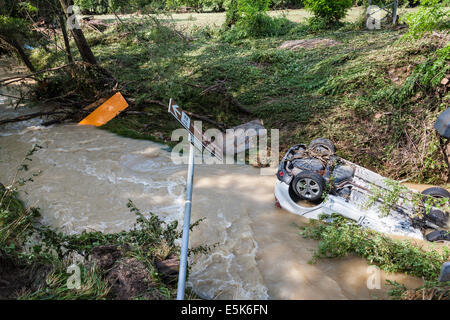 Sinderen, Treviso, Italie. 3e août, 2014. Trombe à Refrontolo ; 4 décès et plusieurs personnes portées disparues. Hier à 22:30 de la pluie incessante déborde de l'eau et une bombe à eau Lienz arrive sur la tente montée pour la 'Fête de Omeni' est le désastre à l'Molinetto Croda : 4 morts et des dizaines de blessés. Credit : Realy Easy Star/Alamy Live News Banque D'Images